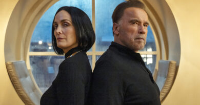 Cena de FUBAR com Carrie-Anne Moss e Arnold Schwarzenegger; retorno à Netflix após longo hiato entre temporadas