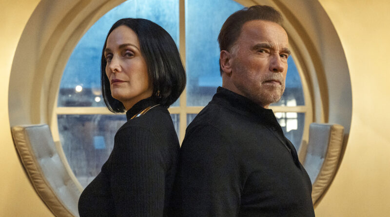 Cena de FUBAR com Carrie-Anne Moss e Arnold Schwarzenegger; retorno à Netflix após longo hiato entre temporadas