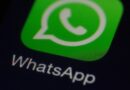 Logo do WhatsApp ao centro, fundo verde com faixas diagonais claras. Balão de diálogo branco com ícone de telefone no centro. Logotipo Tecnoblog no canto inferior direito.