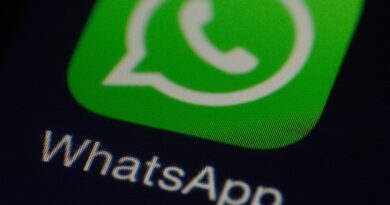 Logo do WhatsApp ao centro, fundo verde com faixas diagonais claras. Balão de diálogo branco com ícone de telefone no centro. Logotipo Tecnoblog no canto inferior direito.