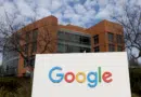 Fachada do prédio do Google com logotipo colorido