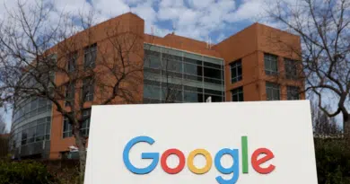 Fachada do prédio do Google com logotipo colorido