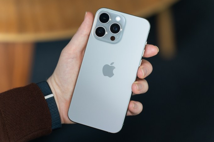 Apple Intelligence: tudo sobre a IA da Apple e novidades 2025 8 iPhone 15 Pro Max em titânio natural: um dos primeiros compatíveis com Apple Intelligence, equipado com chip A17 Pro.