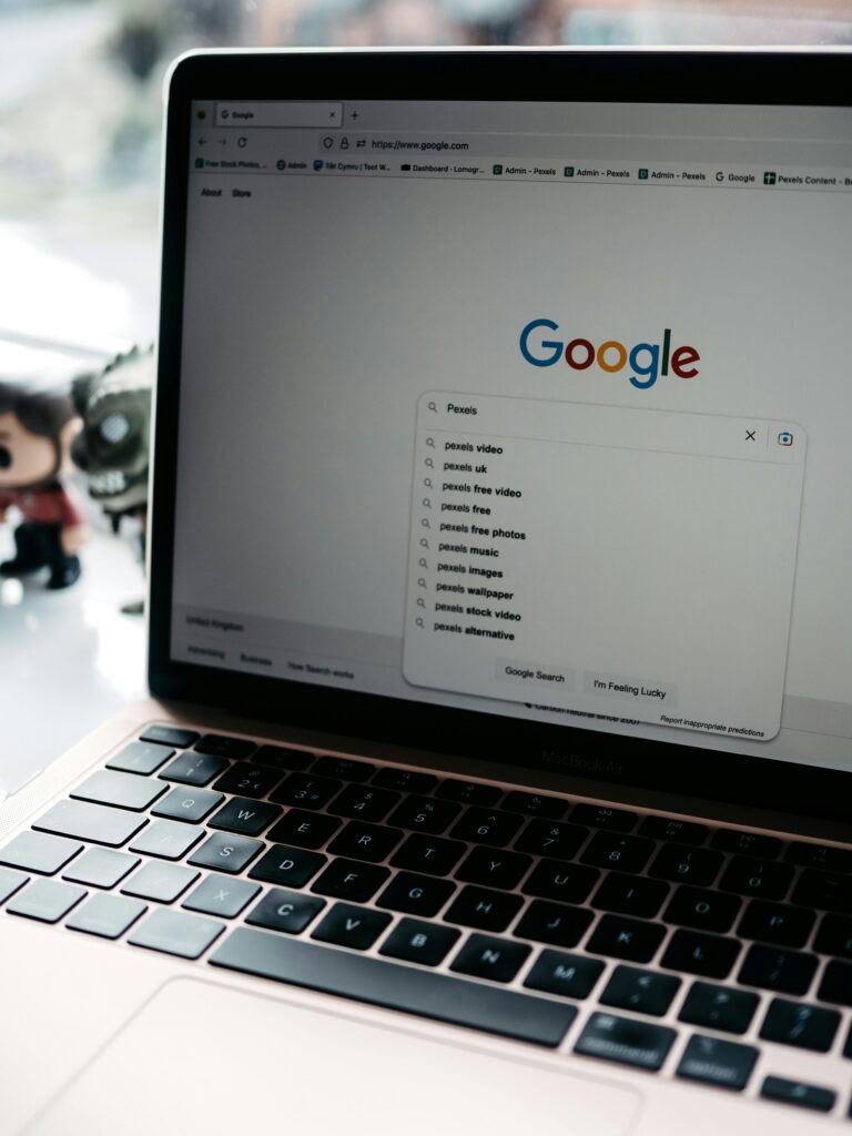 crawlers de IA: Uma foto em close de um laptop exibindo uma página de pesquisa do Google com pesquisas relacionadas visíveis.
