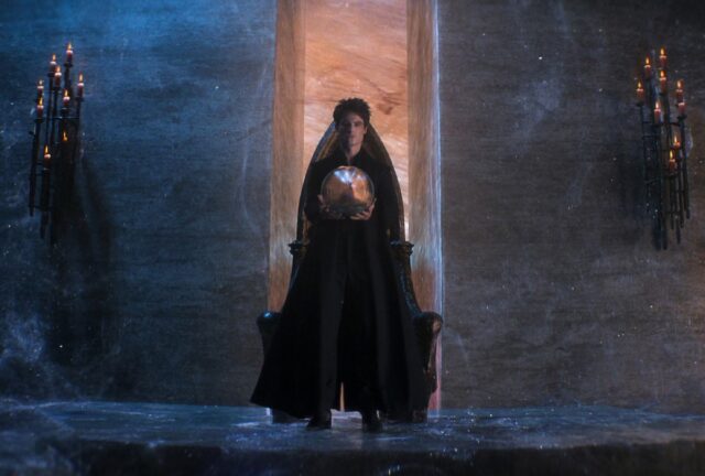 The Sandman temporada 2: trailer, elenco e estreia na Netflix 3 Morpheus the Endless Lord of the Dreaming, standing in black robes while holding a talisman