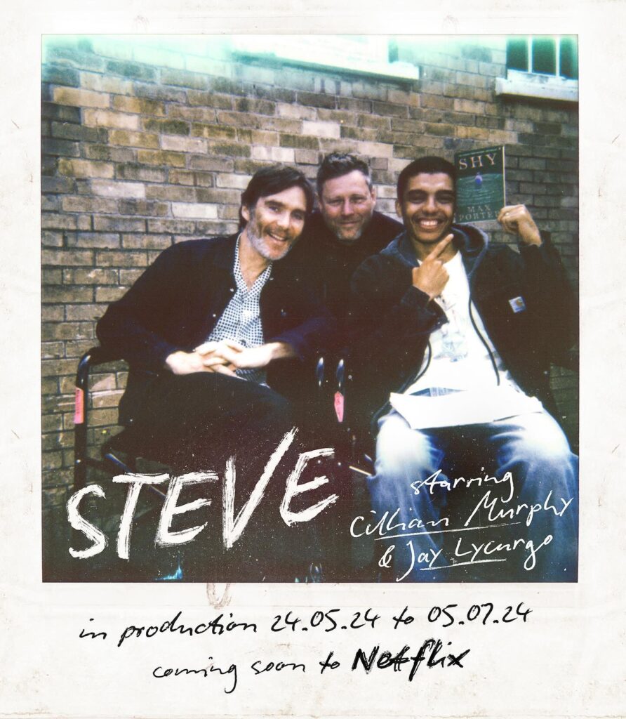 Cillian Murphy estrela STEVE: estreia, elenco e detalhes no Netflix 7 Imagem de bastidores do filme STEVE, com datas de produção evidenciando a parceria entre Netflix e Big Things Films.