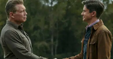 Holt McCallany e Topher Grace em cena de The Waterfront