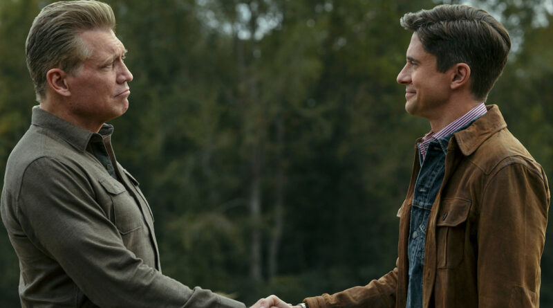Holt McCallany e Topher Grace em cena de The Waterfront