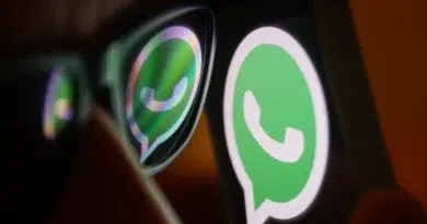 Logo do WhatsApp refletido em óculos escuros e exibido em um smartphone.
