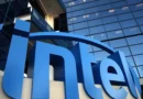 Intel CEO Lip-Bu Tan admite: empresa não está mais entre as 10 maiores fabricantes de chips do mundo, imagem mostra Tan em pronunciamento.