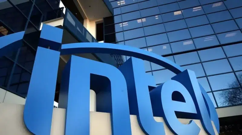 Intel CEO Lip-Bu Tan admite: empresa não está mais entre as 10 maiores fabricantes de chips do mundo, imagem mostra Tan em pronunciamento.