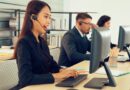 Atendente de call center corrigindo erros de assistente de IA