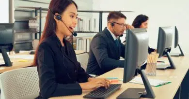 Atendente de call center corrigindo erros de assistente de IA