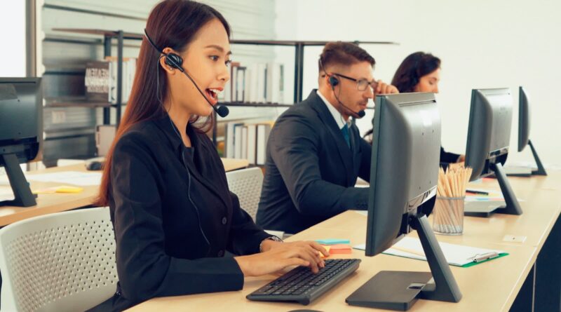 Atendente de call center corrigindo erros de assistente de IA