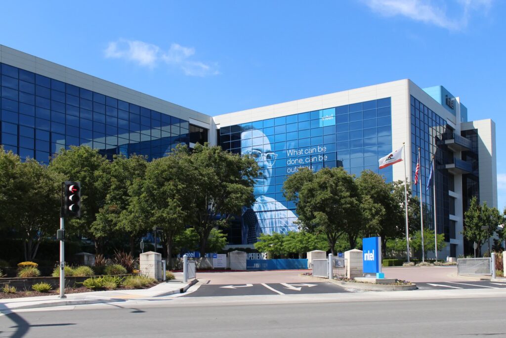 Intel fora do top 10 fabricantes de chips: CEO admite crise 3 Exterior da Intel, fábrica da empresa durante reestruturação em 2025.
