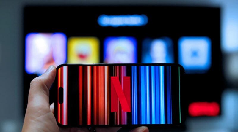 Netflix lidera streaming, mas participação cai em 2025; imagem mostra telas de diversos aplicativos de streaming