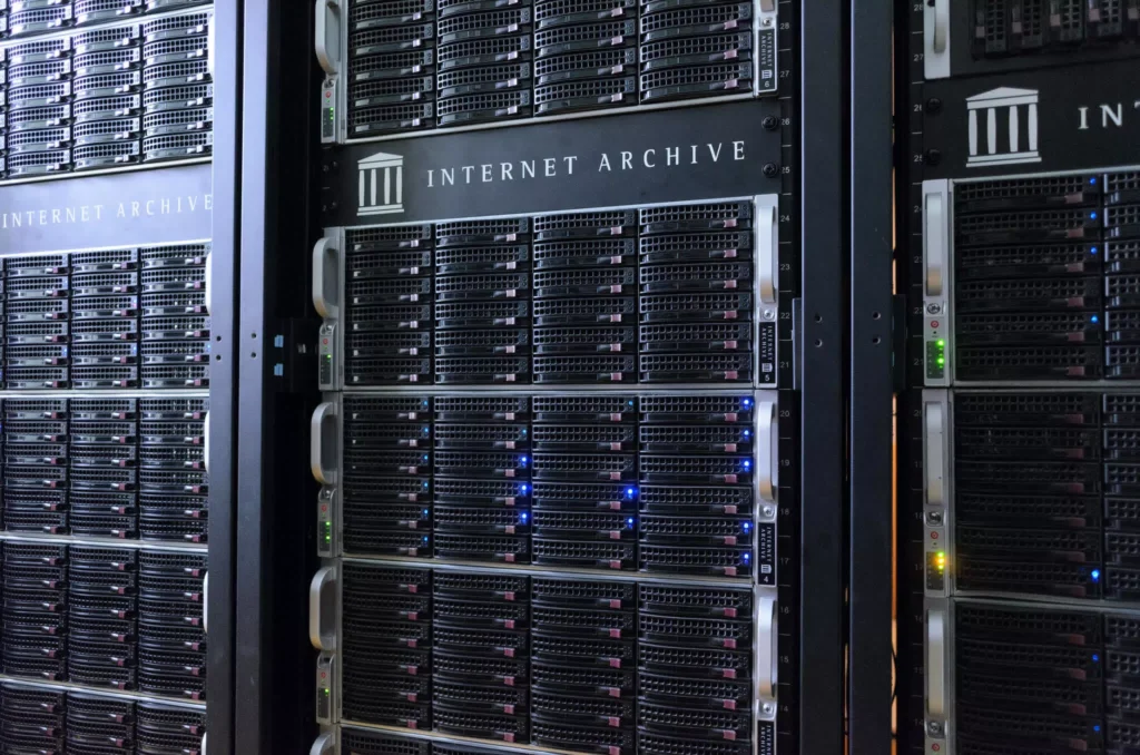 Internet Archive se torna repositório oficial do governo dos EUA 3 Internet Archive: Entrada de edifício com arquitetura neoclássica, simbolizando tradição das bibliotecas federais americanas