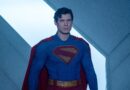 David Corenswet veste a capa do 'Superman' em novo filme do super-herói. Foto: Warner Bros./Divulgação