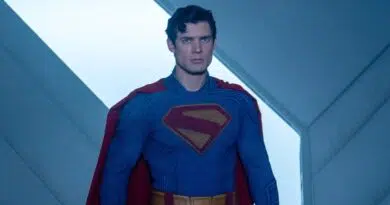 David Corenswet veste a capa do 'Superman' em novo filme do super-herói. Foto: Warner Bros./Divulgação