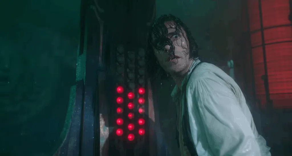 Frankenstein Netflix: tudo sobre o filme de Guillermo del Toro 11 Frame do teaser mostrando a criatura de Frankenstein na produção da Netflix