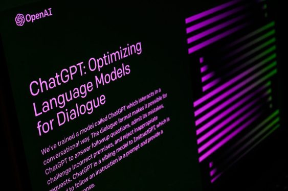 ChatGPT lança o recurso 'Study Together' para estudo em grupo 4 Tela de boas-vindas do ChatGPT em smartphone, ilustrando novas funcionalidades como estudo em grupo, tendências na evolução de chatbots educativos