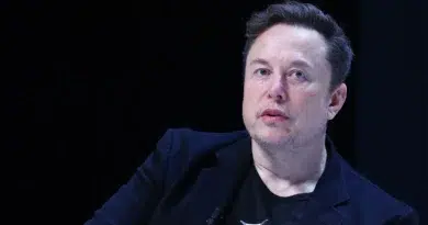 Tesla fecha acordo bilionário com Samsung para chips de IA 15 Elon Musk na apresentação de nova geração de chips de IA para veículos Tesla; acordo Samsung; indústria automotiva focada em IA