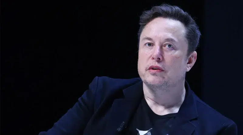 Elon Musk na apresentação de nova geração de chips de IA para veículos Tesla; acordo Samsung; indústria automotiva focada em IA