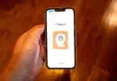 Logo Anthropic Claude na tela de smartphone. Imagem mostra o app Claude Code em destaque e simboliza a polêmica sobre limites de uso em 2025.