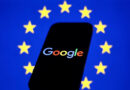 Bandeira da União Europeia exibida em tela de laptop e logotipo do Google em smartphone à frente dela; Google assina código de práticas de IA da UE