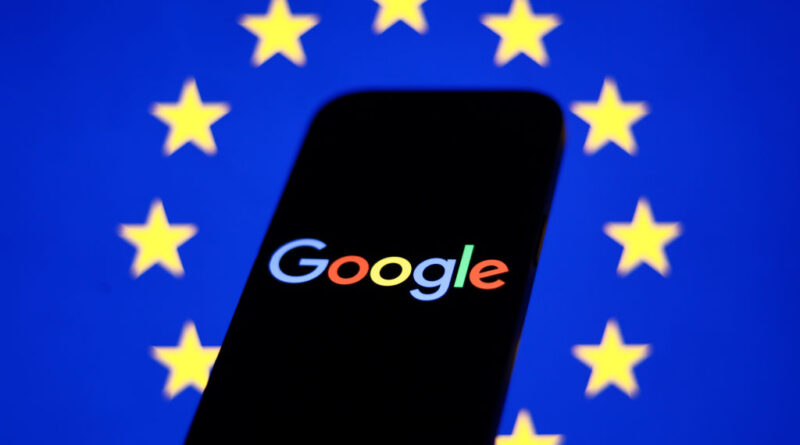 Bandeira da União Europeia exibida em tela de laptop e logotipo do Google em smartphone à frente dela; Google assina código de práticas de IA da UE