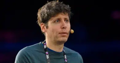 Sam Altman, CEO da OpenAI, anuncia adiamento do modelo open source após novas demandas de segurança. Informação divulgada em 11 de julho de 2025.