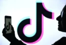 Logo do TikTok em destaque, simbolizando a novidade de integração da plataforma com o YouTube Music ao permitir salvar músicas de vídeos de forma instantânea e prática.