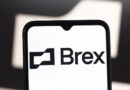 Equipe da Brex colaborando com ferramentas de IA em vários dispositivos