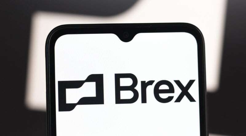 Equipe da Brex colaborando com ferramentas de IA em vários dispositivos
