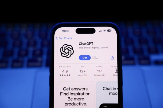 ChatGPT lança o recurso 'Study Together' para estudo em grupo 5 Teclado de notebook e tela do ChatGPT, conceito de tecnologia nos estudos e integração IA no cotidiano escolar