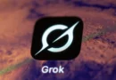 Aplicativo Grok exibido em smartphone. IA Grok 4 é atualizada pela xAI após polêmicas com respostas ofensivas e antissemita.