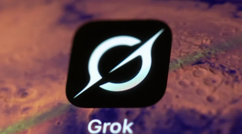 Aplicativo Grok exibido em smartphone. IA Grok 4 é atualizada pela xAI após polêmicas com respostas ofensivas e antissemita.