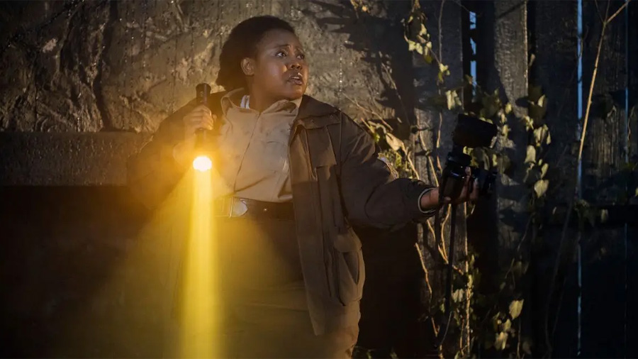 Wandinha temporada 2: episódios, elenco e novidades na Netflix 7 Luyanda Unati Lewis-Nayo como a nova xerife Ritchie Santiago em Wednesday, temporada 2 da Netflix.