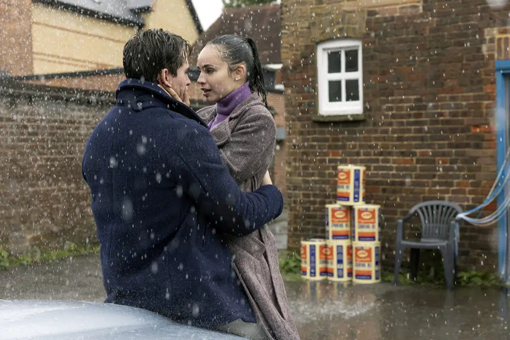 Netflix agosto 2025: principais originais e lançamentos imperdíveis 9 Cena do filme My Oxford Year, mostrando Corey Mylchreest como Jamie e Sofia Carson como Anna, em uma ambientação típica de Oxford.