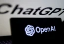 Logo OpenAI e ChatGPT sobre fundo claro, ilustrando inovação em IA para educação