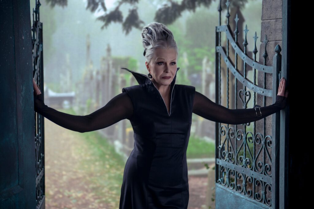 Wandinha temporada 2: episódios, elenco e novidades na Netflix 8 Joanna Lumley como Grandmama, matriarca dos Frump em Wednesday temporada 2 da Netflix.