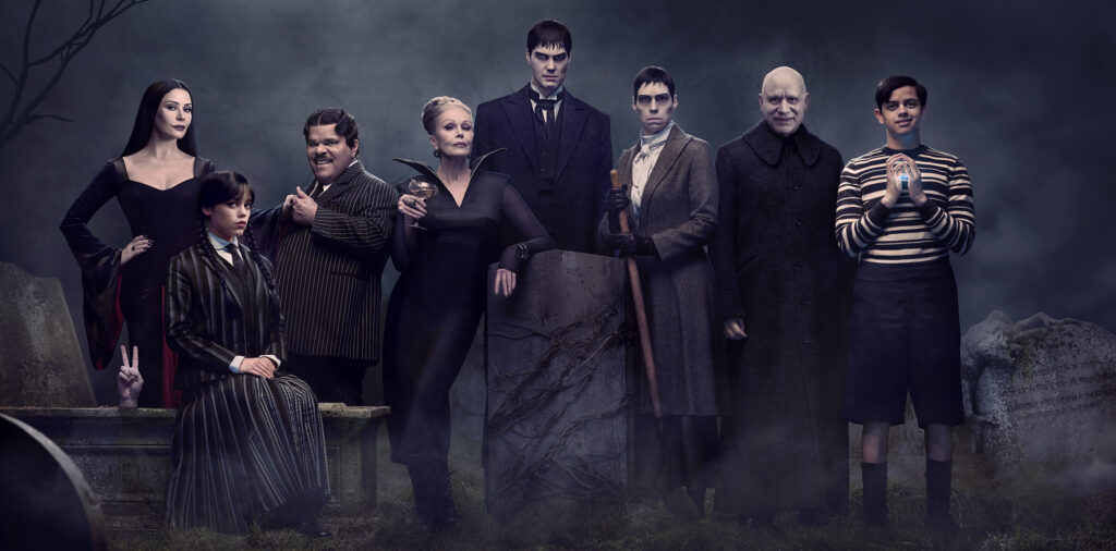 Netflix agosto 2025: principais originais e lançamentos imperdíveis 10 Foto promocional da família Addams na 2ª temporada de Wednesday, com destaque para a personagem Wednesday (Jenna Ortega).