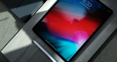 ipad em cima de mesa