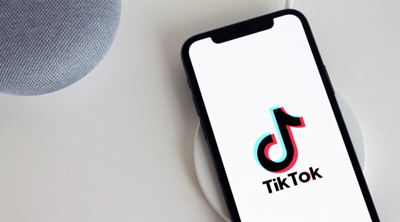 Logotipo do TikTok ao centro sobre fundo roxo, reforçando o lançamento do Footnotes, ferramenta de combate à desinformação.