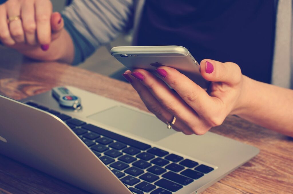 Como desativar a Meta AI no WhatsApp? Dicas e respostas atualizadas 3 Como desativar a Meta AI: escritório, negócios, contador, contabilidade, notebook, celular, smartphone, teclado, mulher, laptop, tecnologia, escritório, escritório, negócios, negócios, negócios, negócios, contabilidade, celular, laptop, laptop, laptop, tecnologia, tecnologia, tecnologia