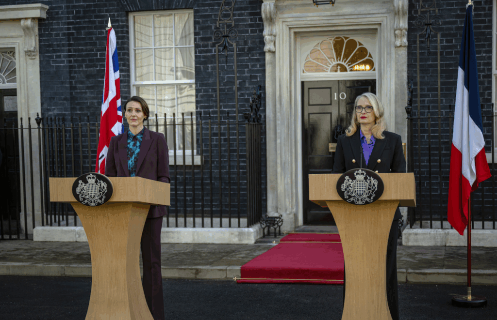 Netflix agosto 2025: principais originais e lançamentos imperdíveis 12 Primeiro olhar para Hostage, com atmosfera sombria e tons políticos, mostrando Suranne Jones e Julie Delpy.