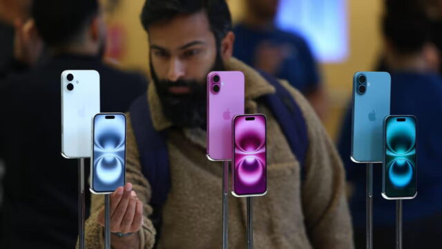 Reino Unido prepara intervenção concorrencial sobre Apple e Google 3 Homem observa iPhones em loja mostrando concorrência tecnológica, possível alvo das novas intervenções britânicas sobre Apple e Google no Reino Unido