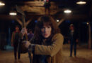 Trailer Stranger Things quinta temporada: primeira imagem promocional mostra atmosfera tensa com Joyce Byers (Winona Ryder).