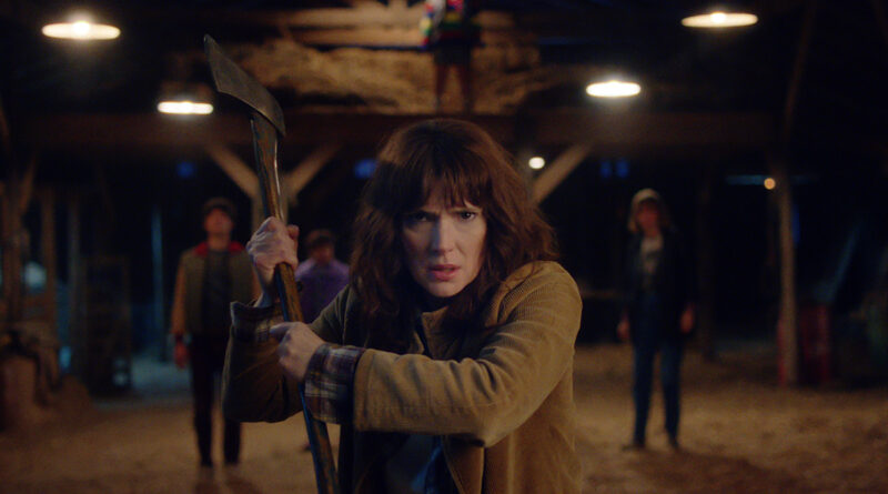 Trailer Stranger Things quinta temporada: primeira imagem promocional mostra atmosfera tensa com Joyce Byers (Winona Ryder).