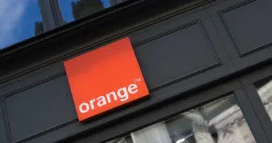 Fachada da loja Orange em Paris, França, com logotipo visível da operadora.